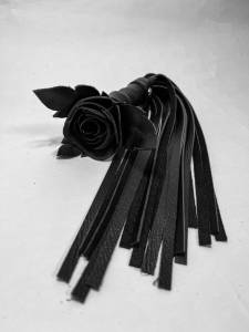 Лаковая плеть Черная Роза 